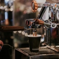 Cafeteira elétrica para acordar com cheiro de café